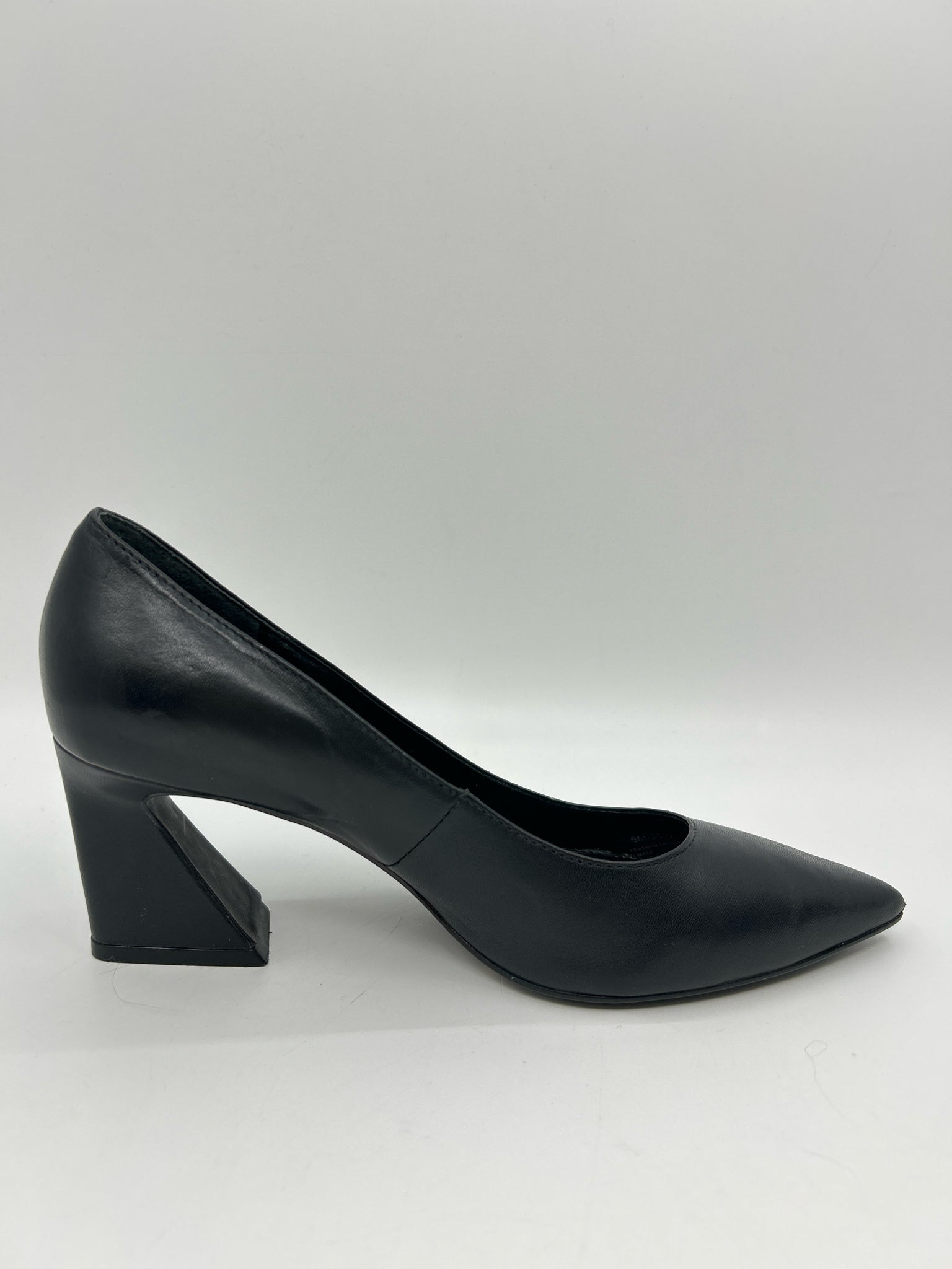 VINCE CAMUTO Size 6M Black Women Pumps