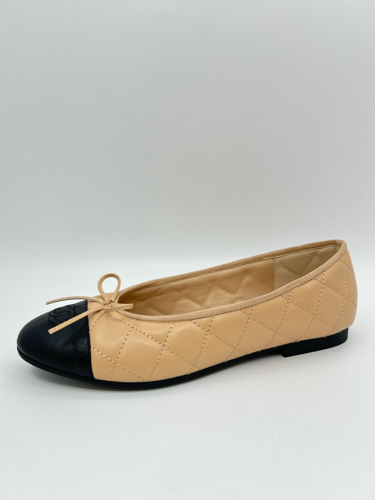 CHANEL Size 41 Beige & Black Women Flats