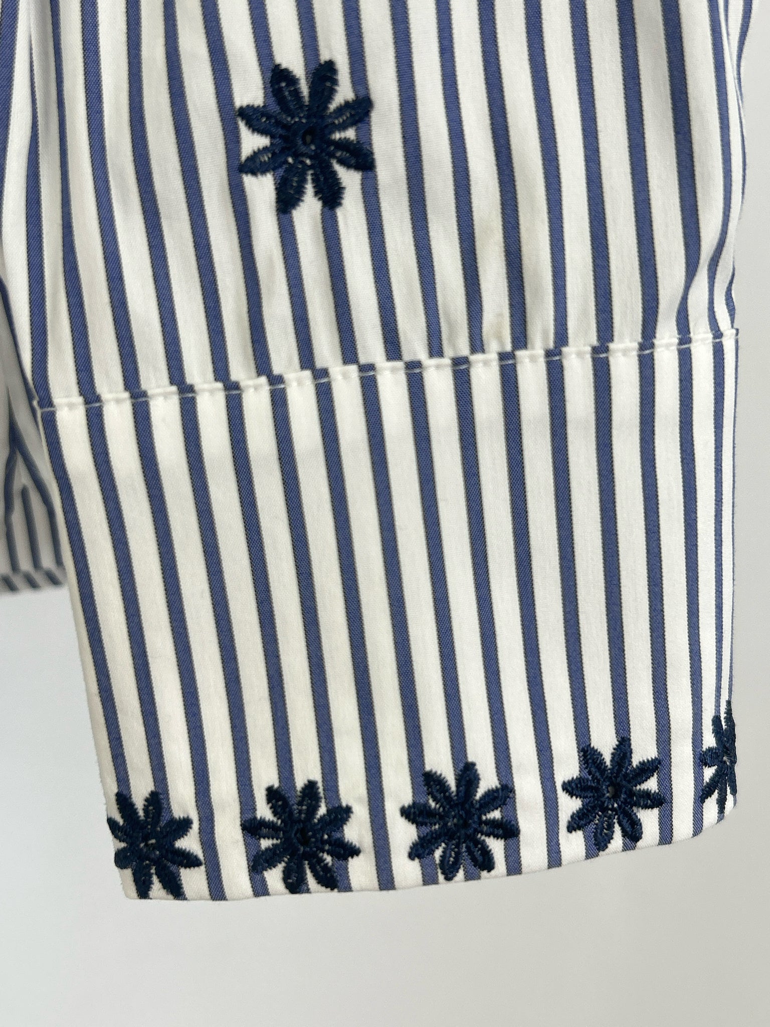 CHICO'S Size 8 NAVY AND WHITE Women Shirt