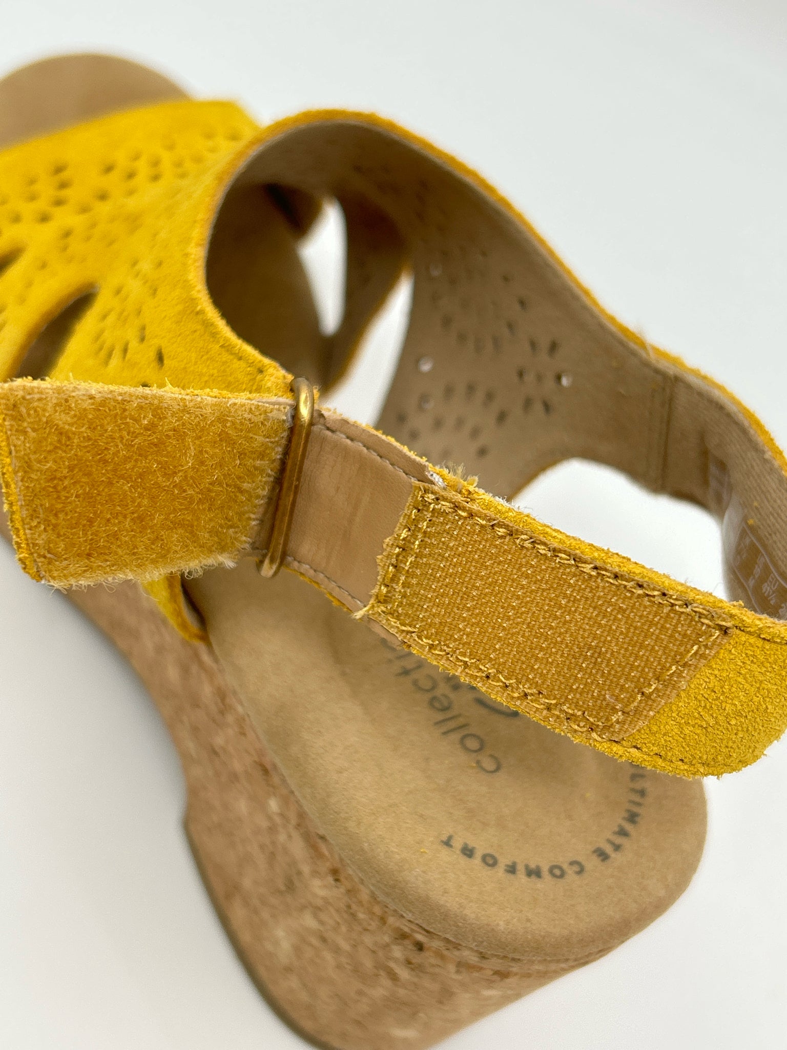 CLARKS Size 10M Yellow Women Sandal