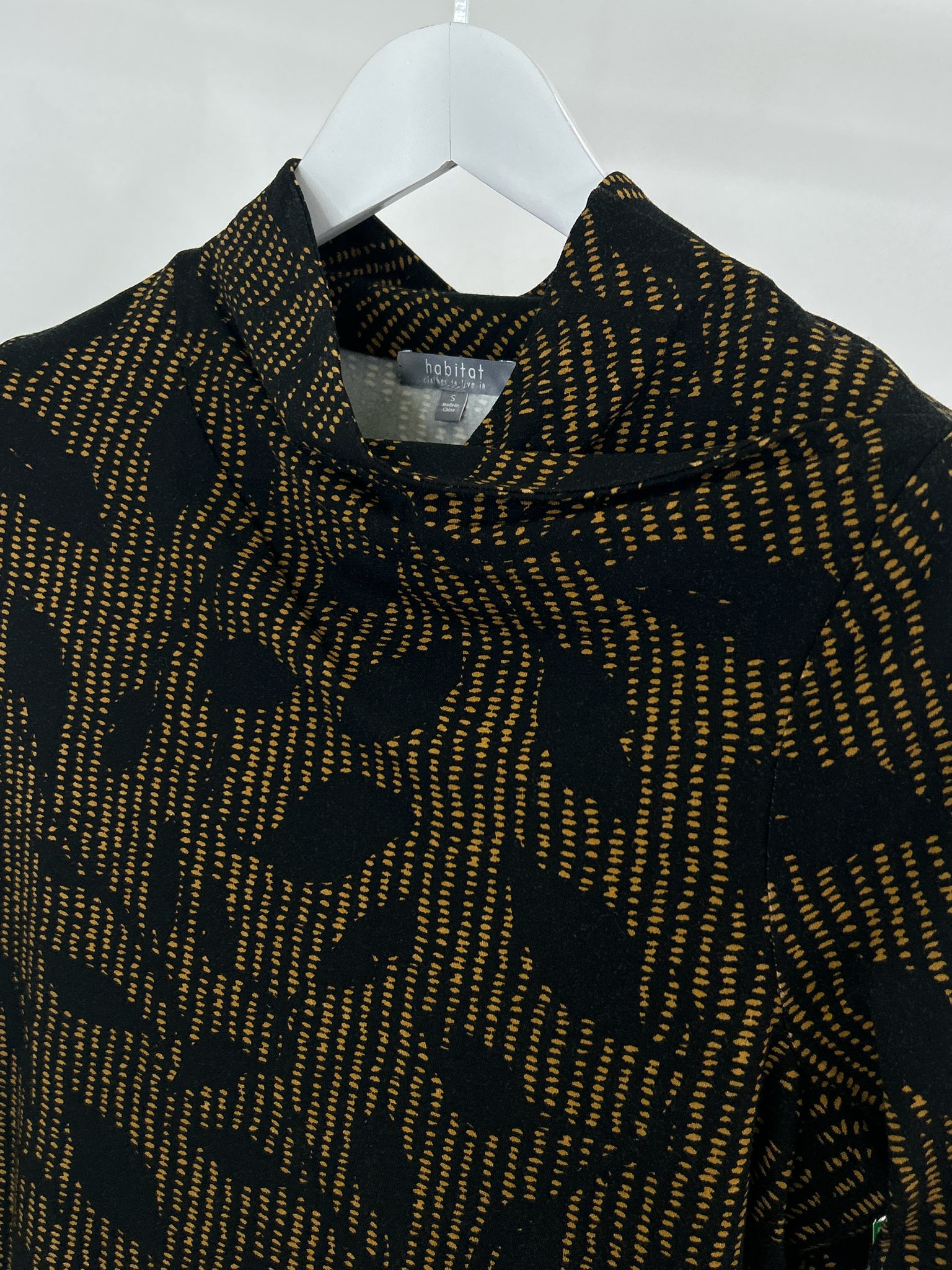 HABITAT Size S BLACK AND GOLD Women Top