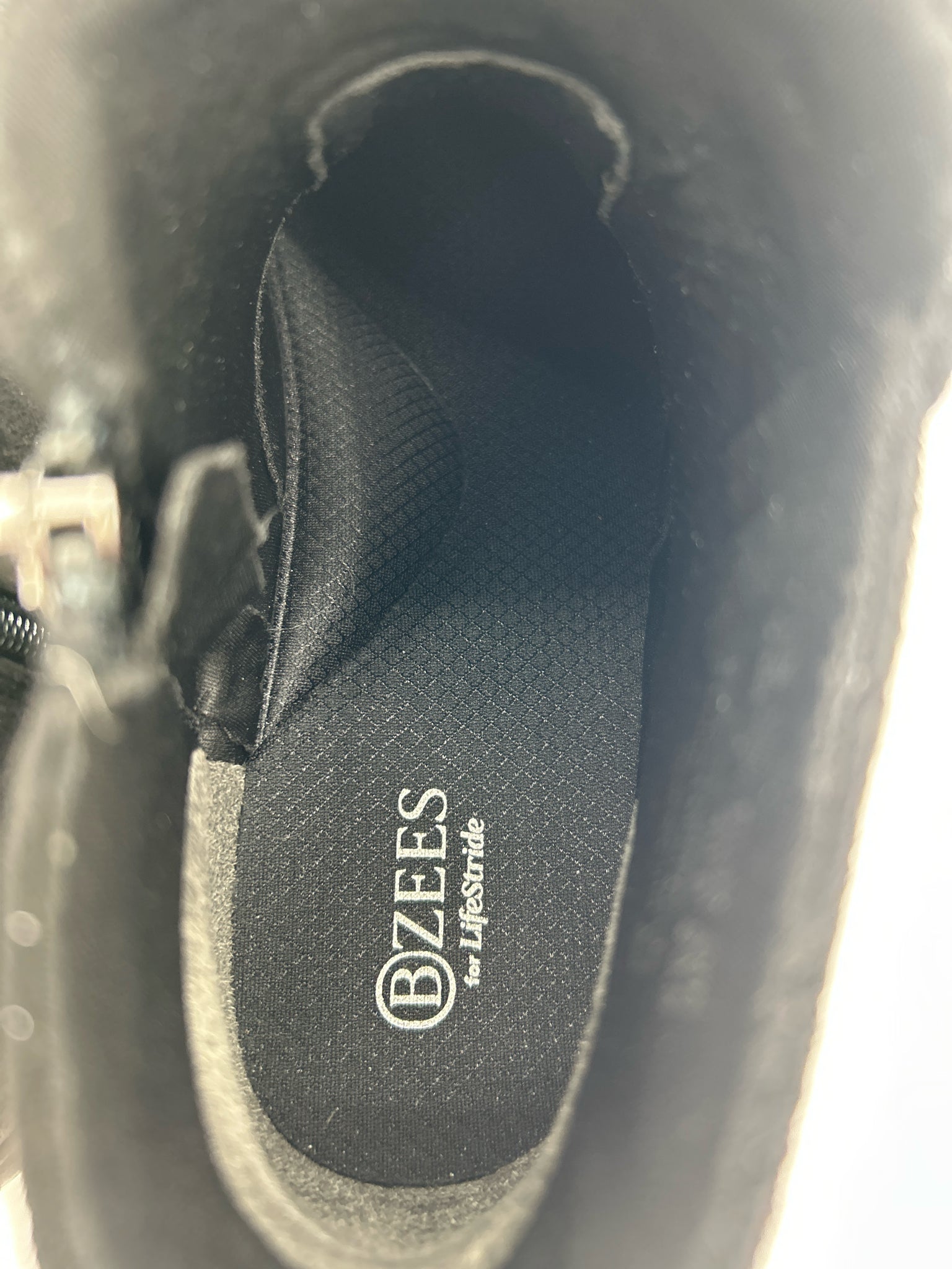 BZEES NWOB Size 9.5M Black Women Booties