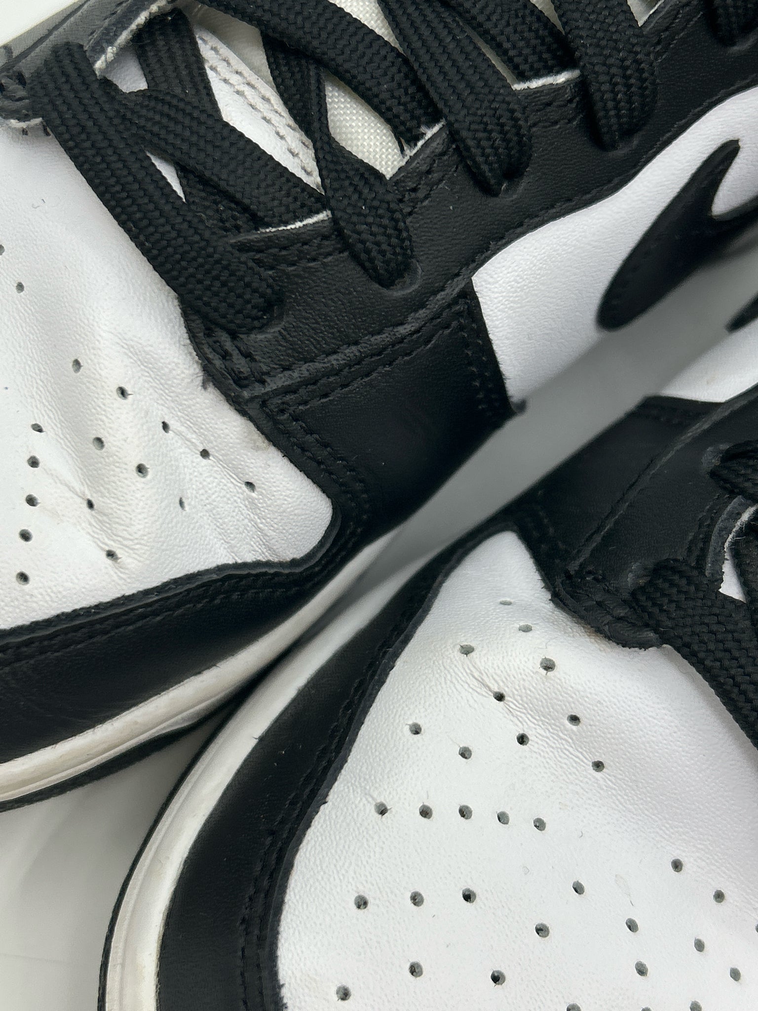 NIKE Size 7 Black & White Women Sneakers