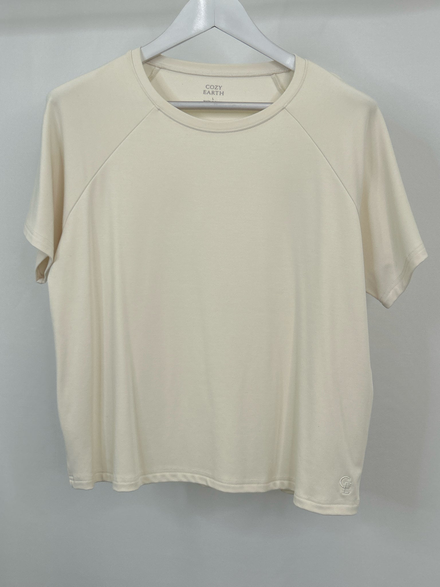 COZY EARTH Size L Cream Women T-shirt