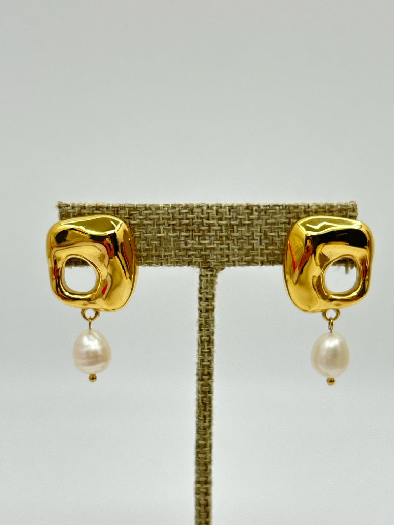 EYE CANDY Women NIB Gold Earrings