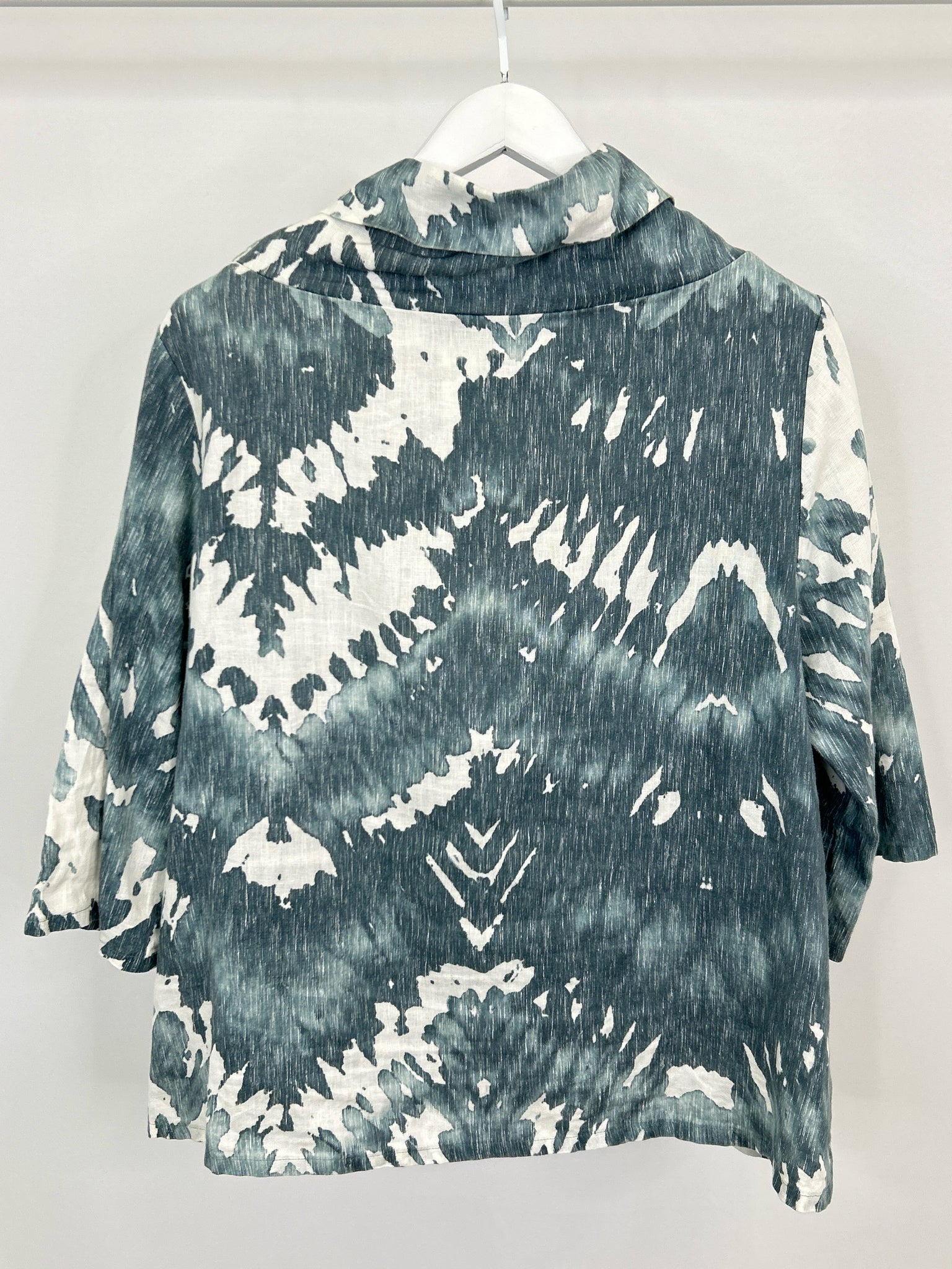 BRYN WALKER Size M BLUE & WHITE Women Top