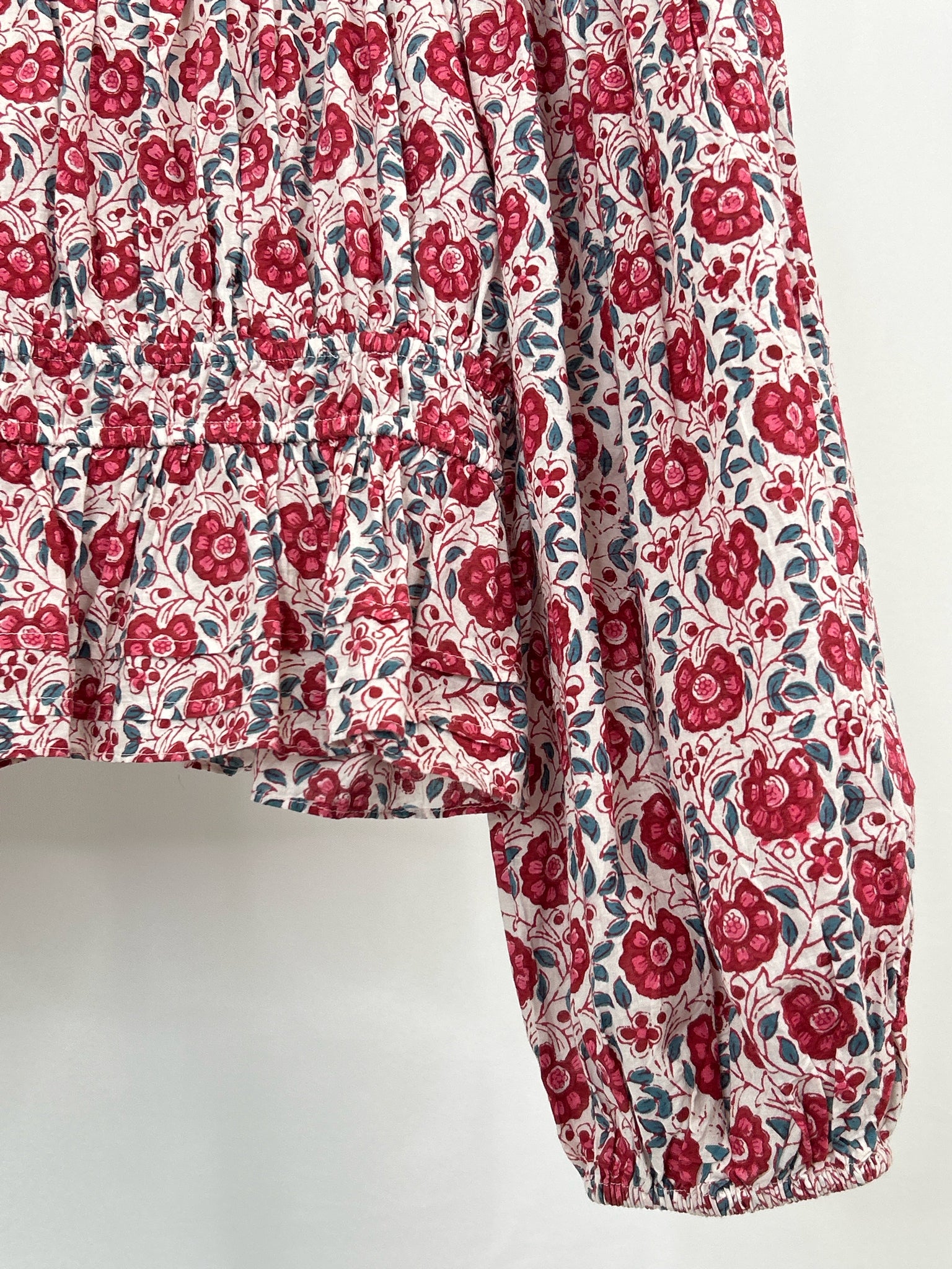 ANNA CATE Size S RED FLORAL Women's Top