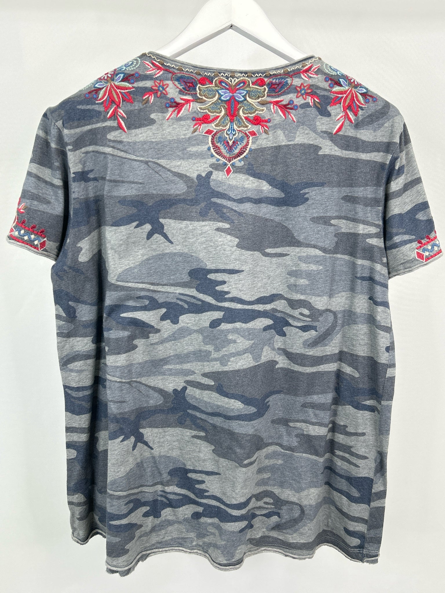 JOHNNY WAS Size M Grey Camo Women T-shirt