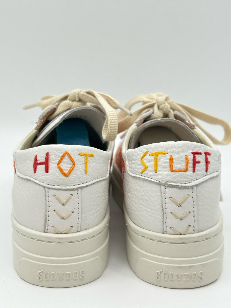 SOLUDOS Size 8 White Print Women's Sneakers