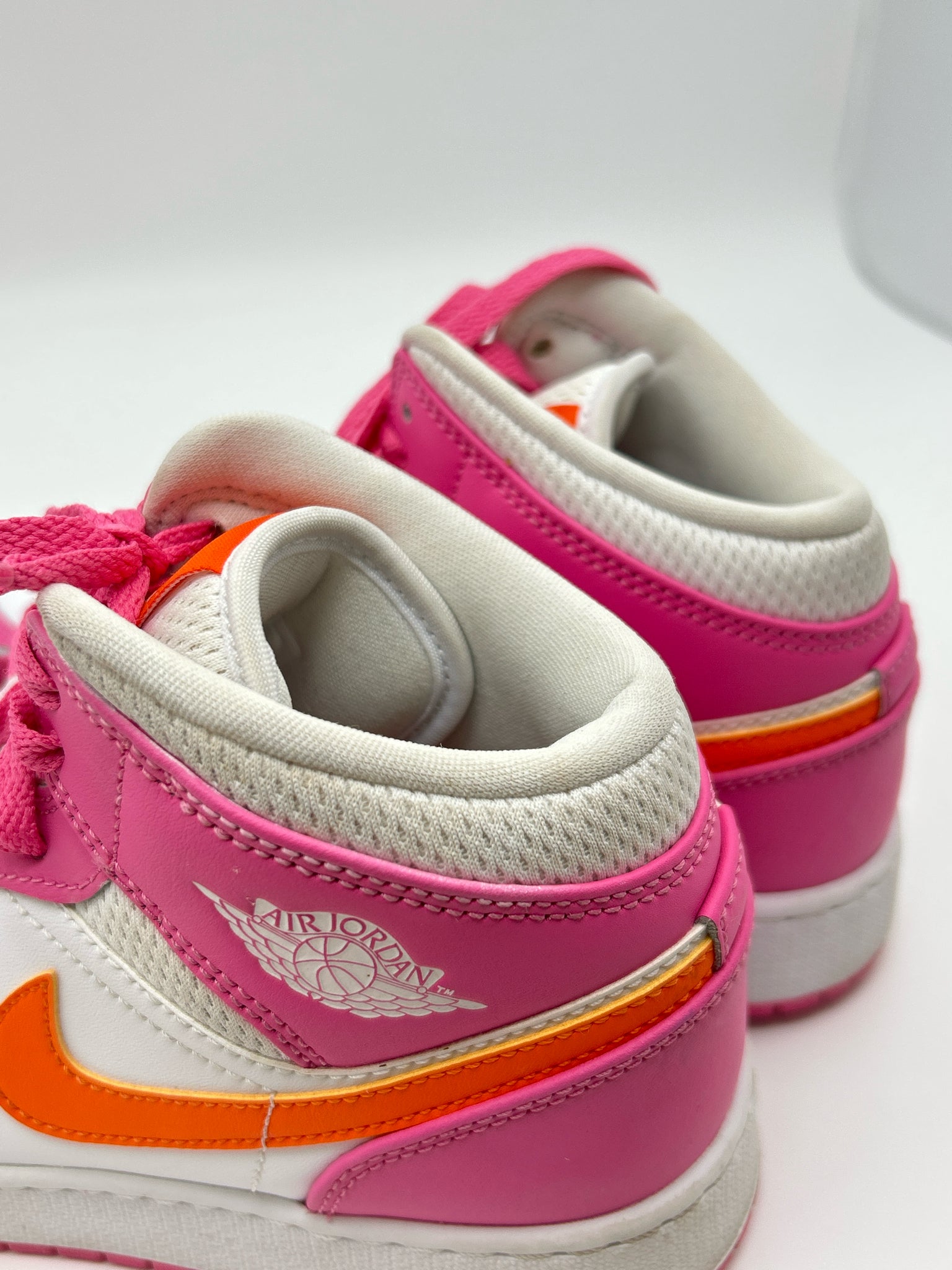 NIKE Size 7 PINK AND WHITE Women Sneakers