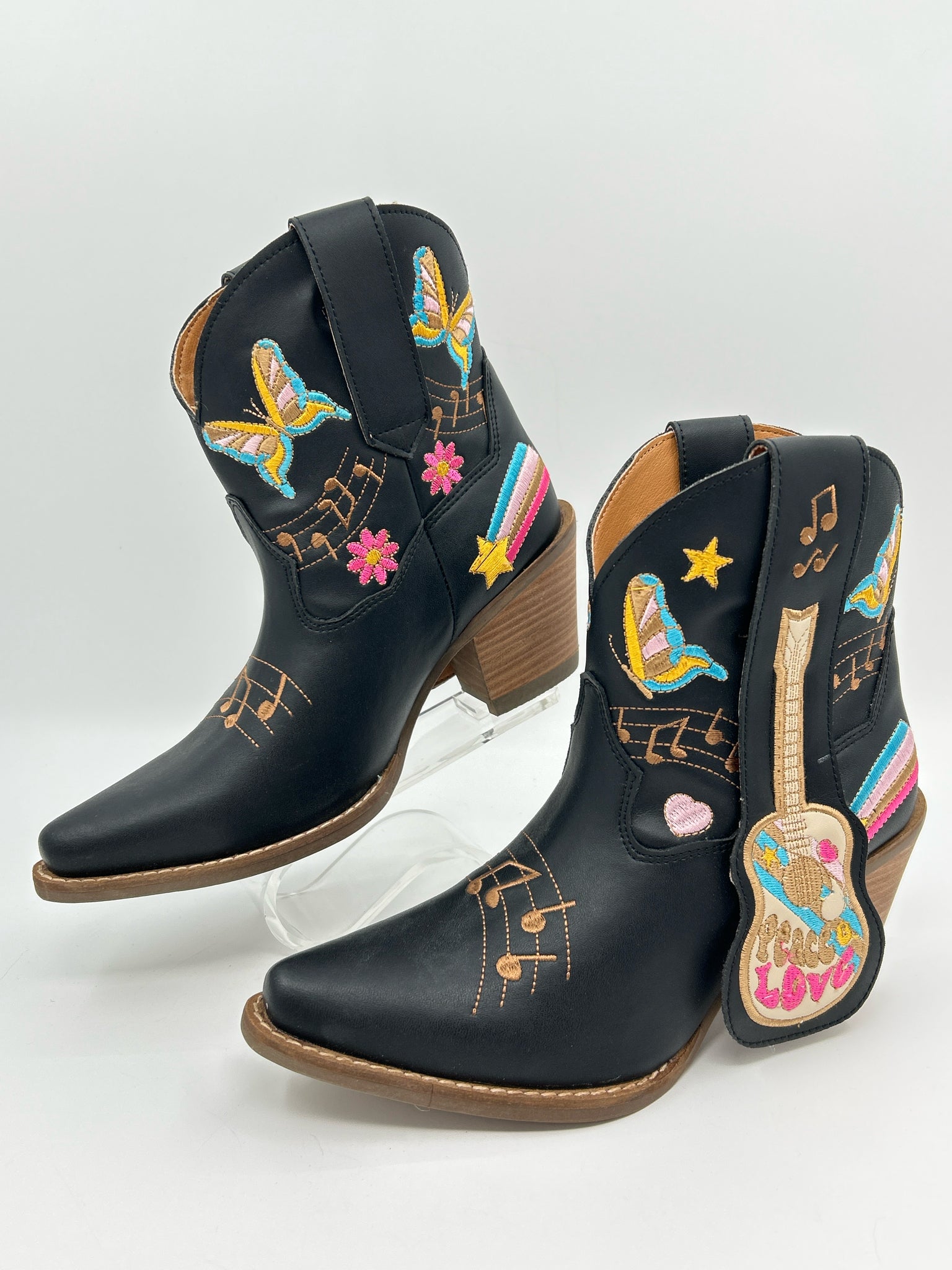 DINGO NWT Size 7 Black Print Women Booties