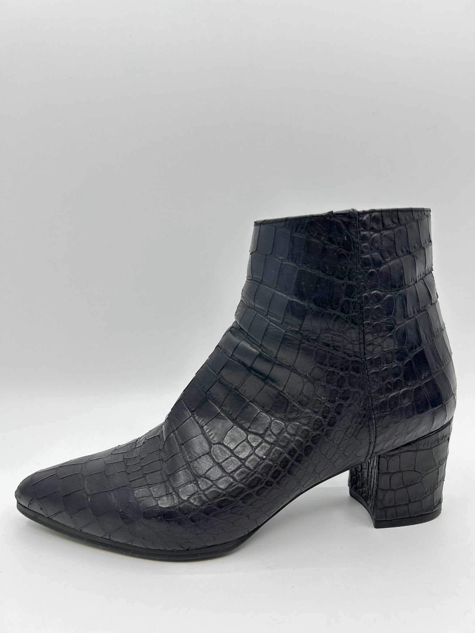 STUART WEITZMAN Size 8M Black Women Booties