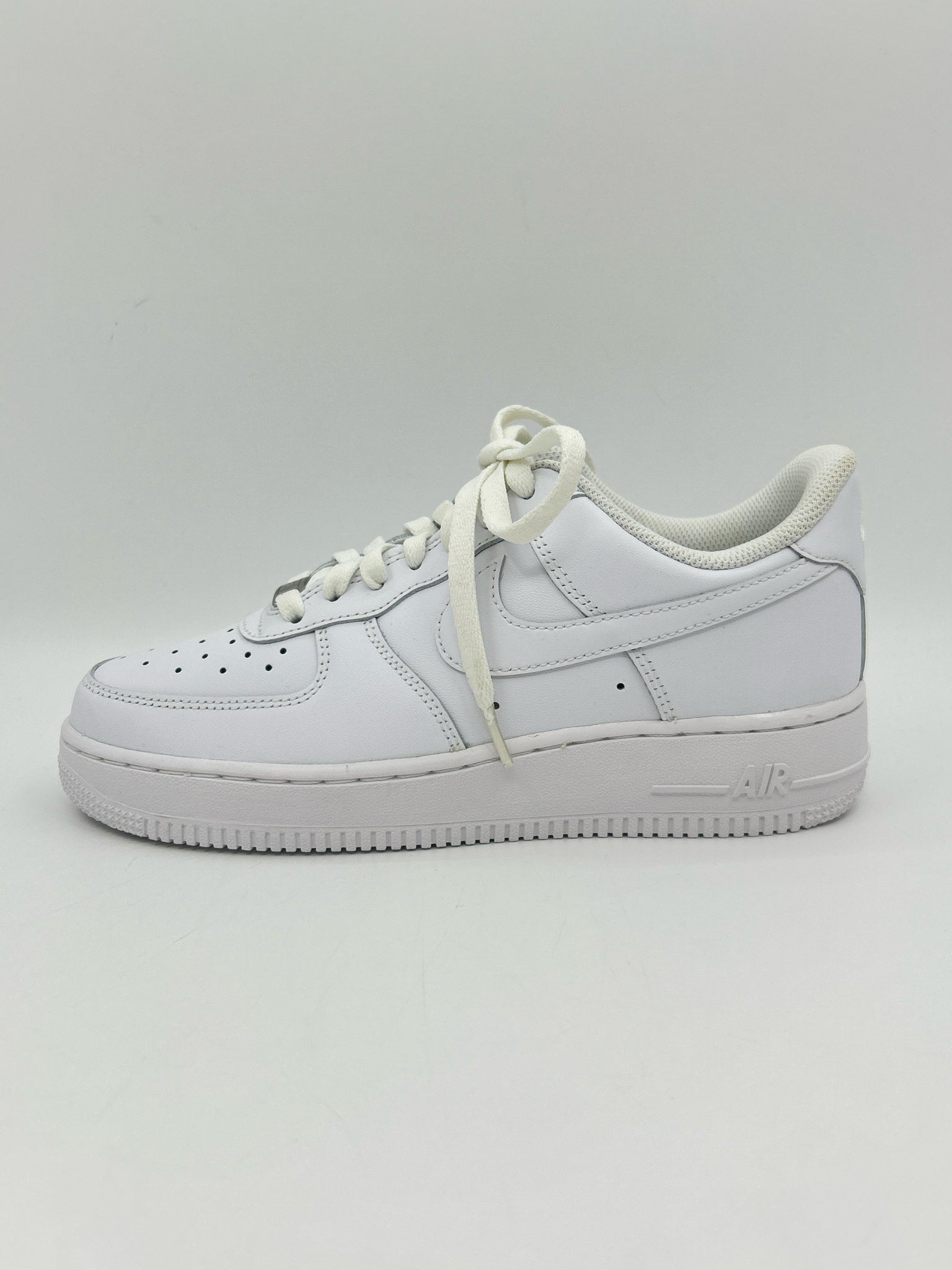 NIKE Size 8.5 White Women Sneakers