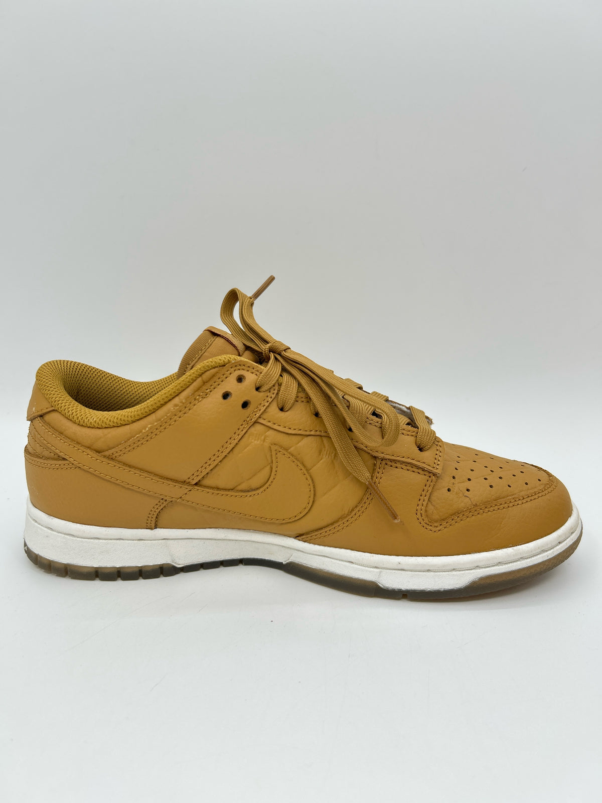 NIKE Size 9 Wheat Women Sneakers