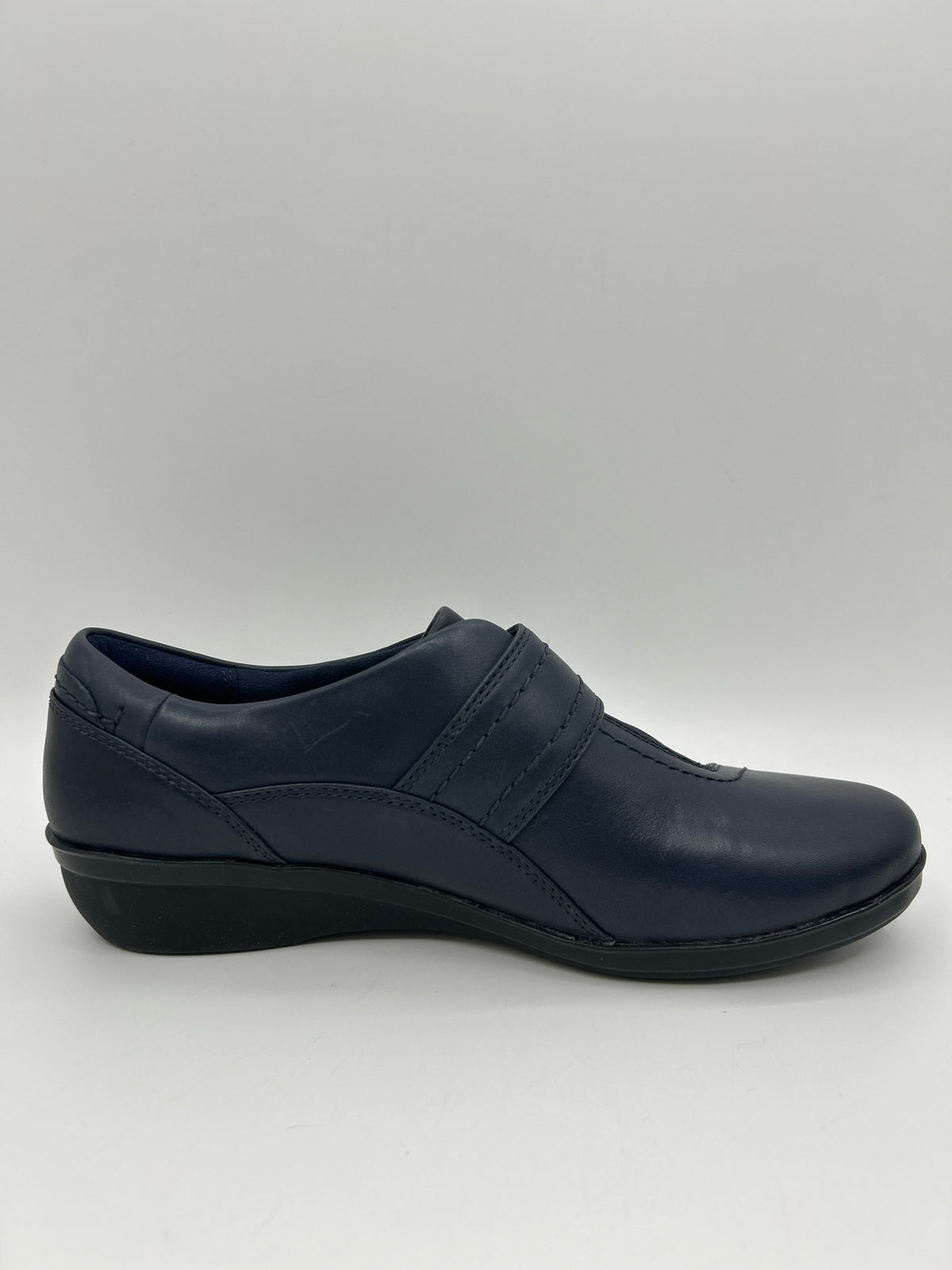 CLARKS COLLECTION NWOB Size 7 Navy Women Shoes