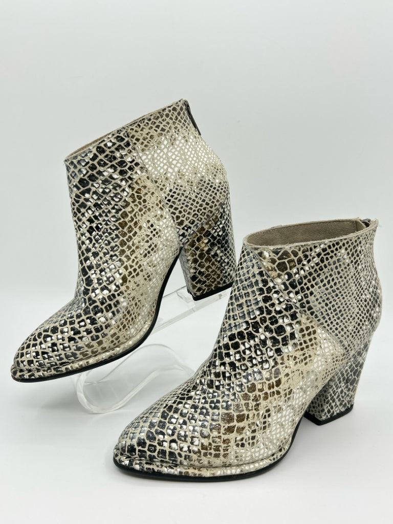 DIBA TRUE Size 6.5 White & Black Women Booties