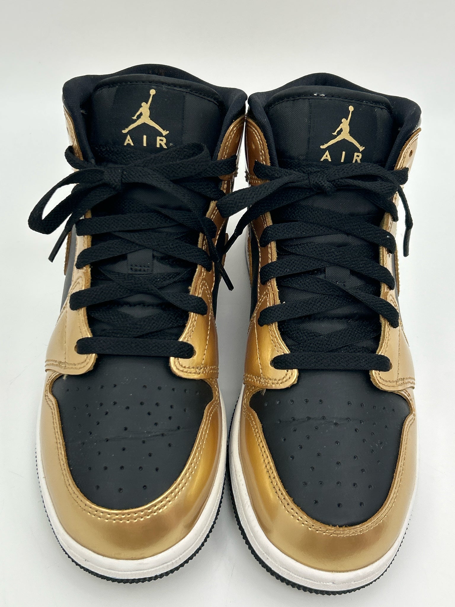NIKE Size 8.5 BLACK & GOLD Women Sneakers