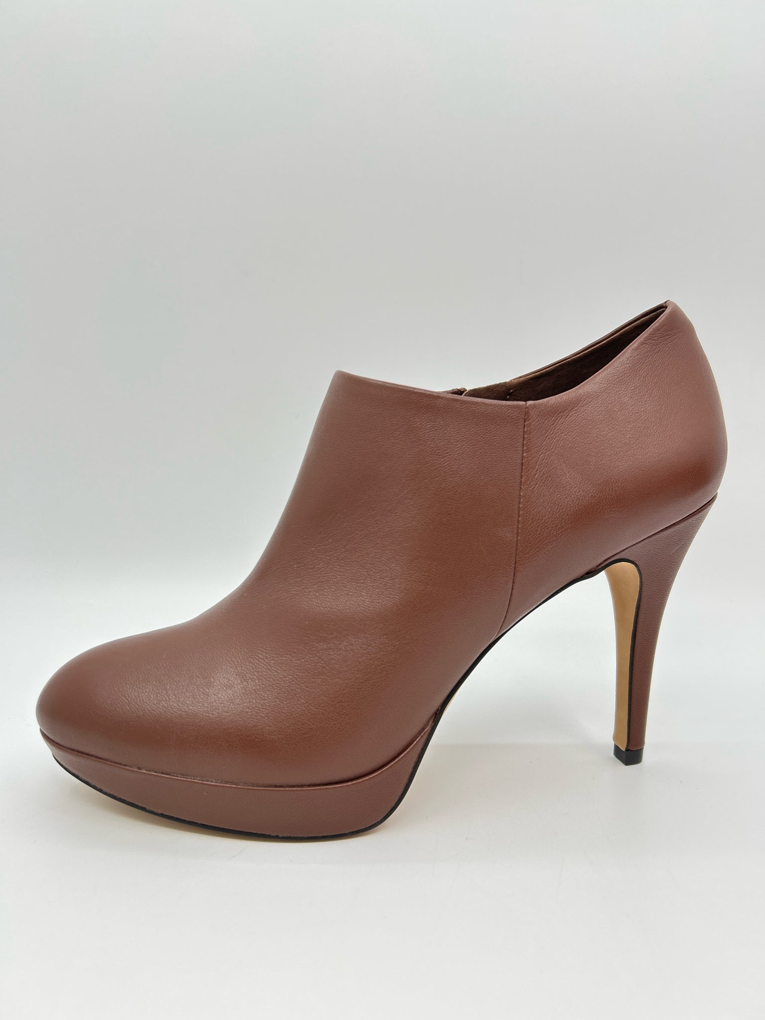VINCE CAMUTO Size 9.5M COGNAC Women Booties