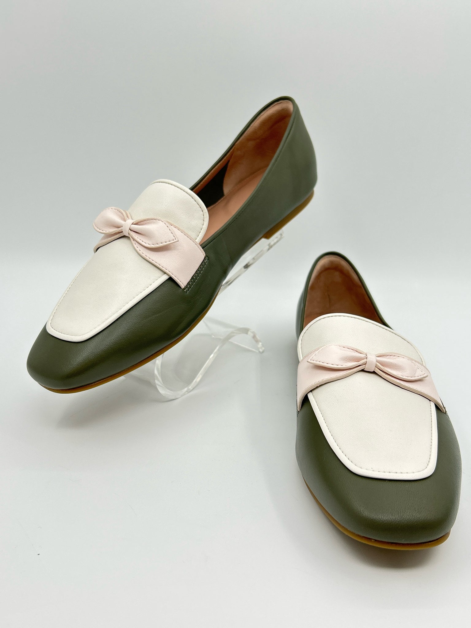 COLE HAAN Size 10B OLIVE AND WHITE Women Flats