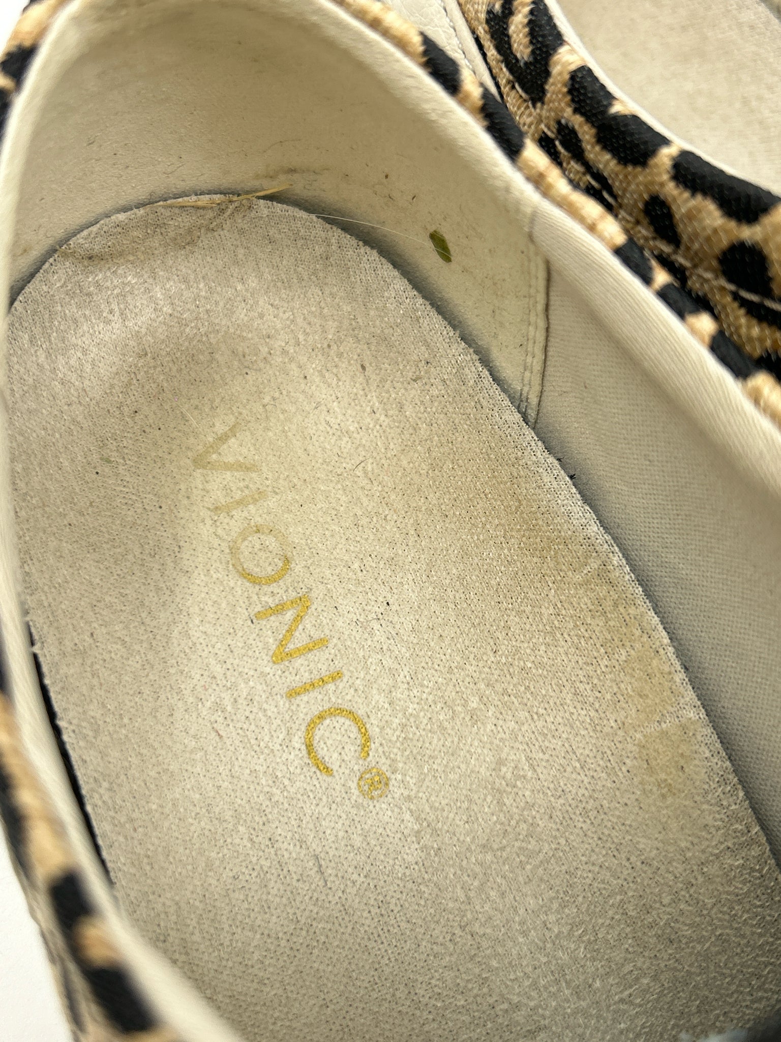 VIONIC Size 9 WHITE AND BEIGE Women Sneakers
