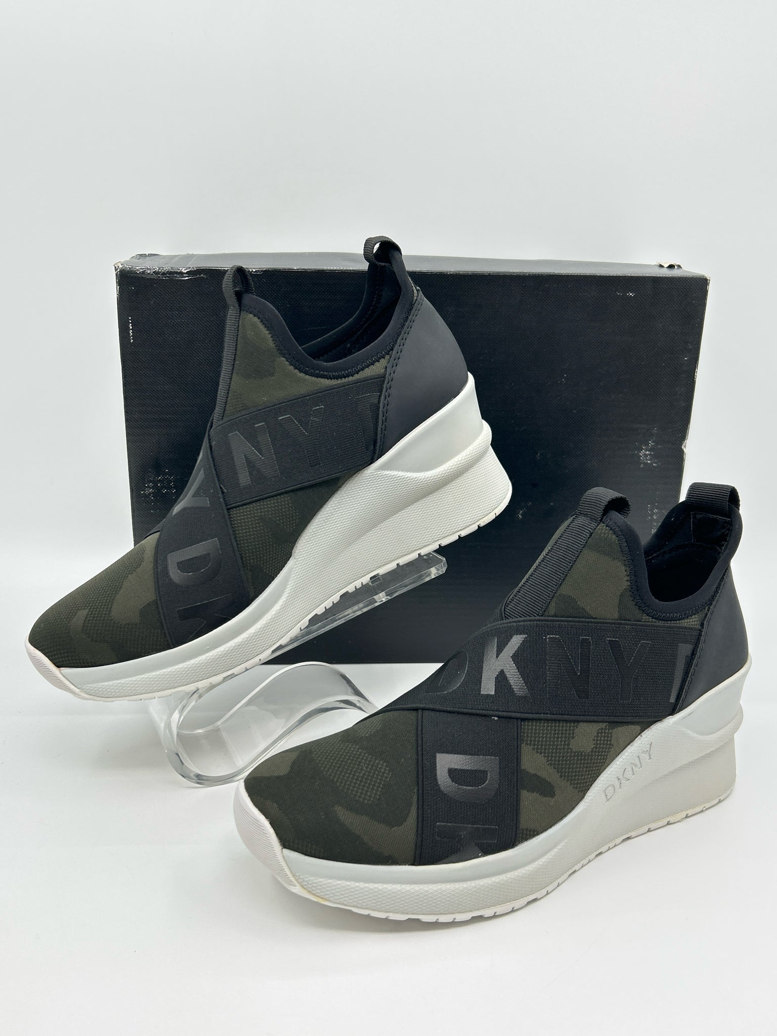 DKNY Size 7.5 CAMO Women Sneakers