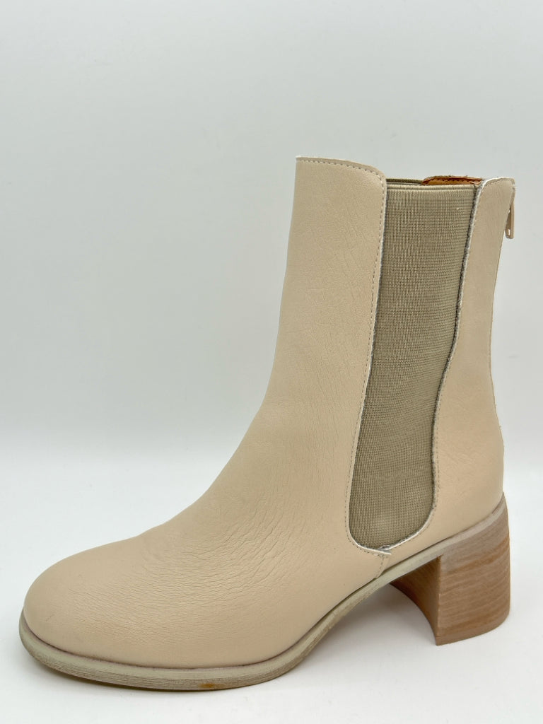 OASIS SOCIETY Size 8.5 Bone Olivia Chelsea Boots