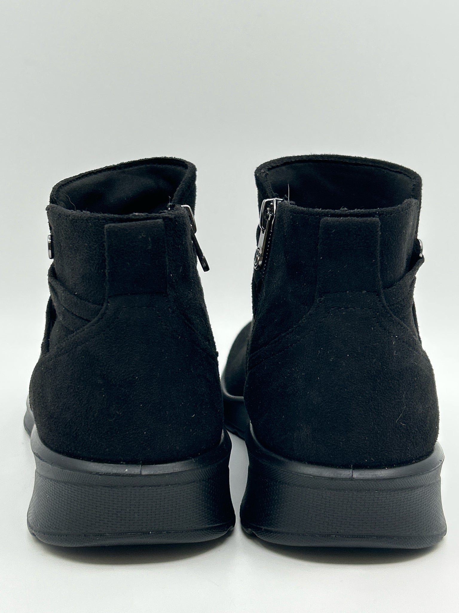 BZEES NWOB Size 9.5M Black Women Booties