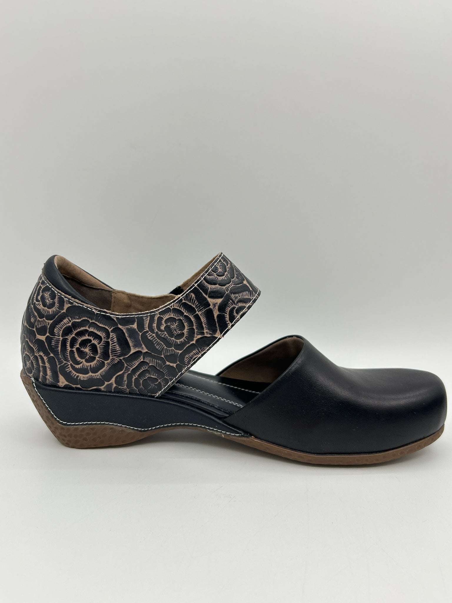 L'ARTISTE Size 9.5/10 BLACK AND TAUPE Women Shoes