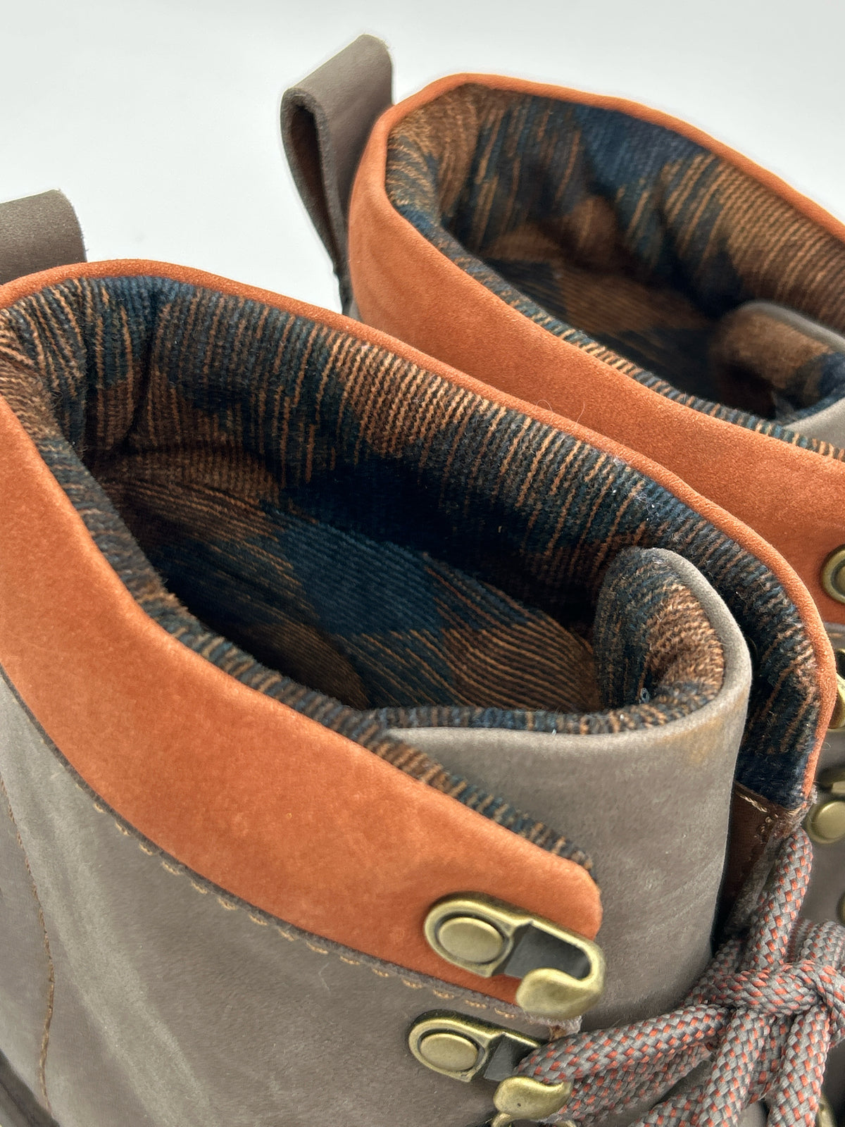 BORN Size 9.5M Taupe Women Booties