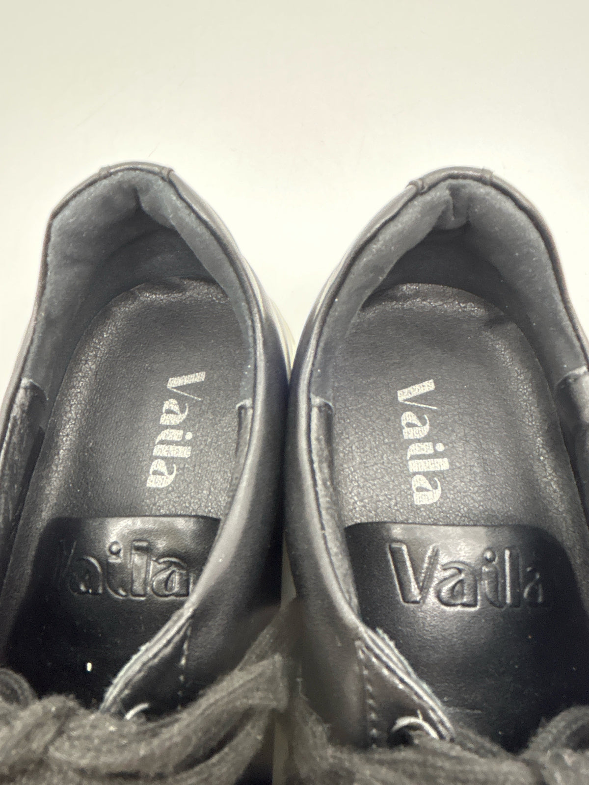 Vaila Size 9 Black Women Sneakers