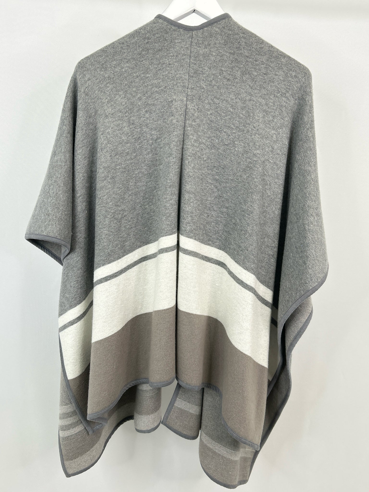 CHICO'S NWT Size S/M Gray Print Women Wrap NWT