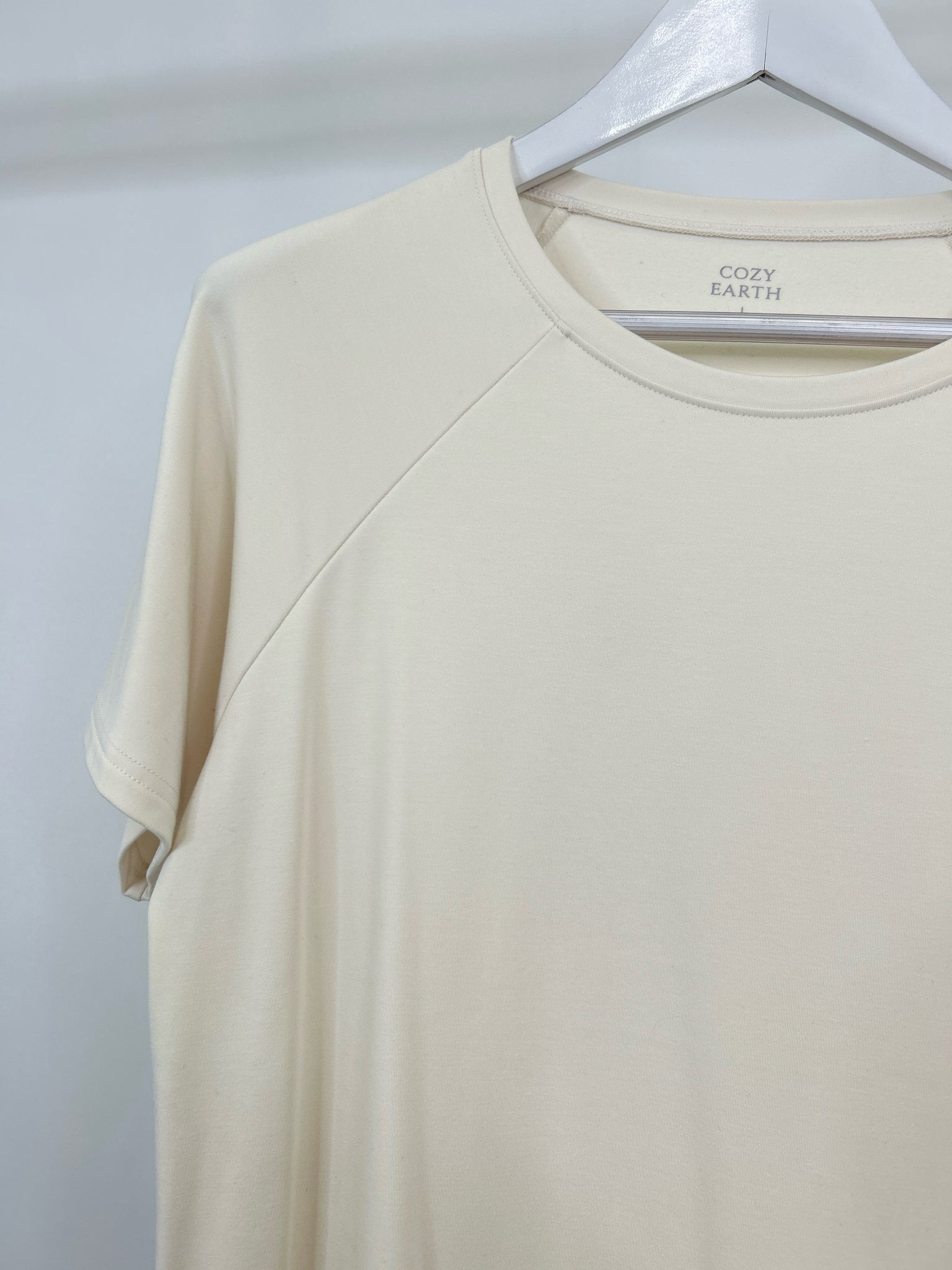 COZY EARTH Size L Cream Women T-shirt