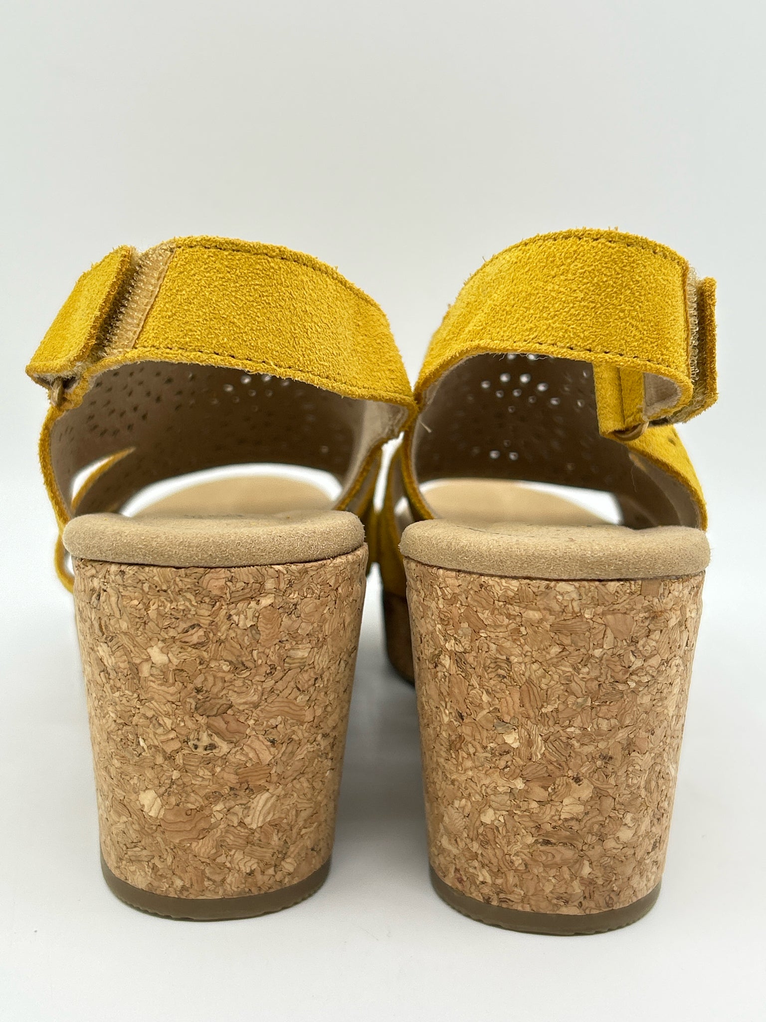 CLARKS Size 10M Yellow Women Sandal