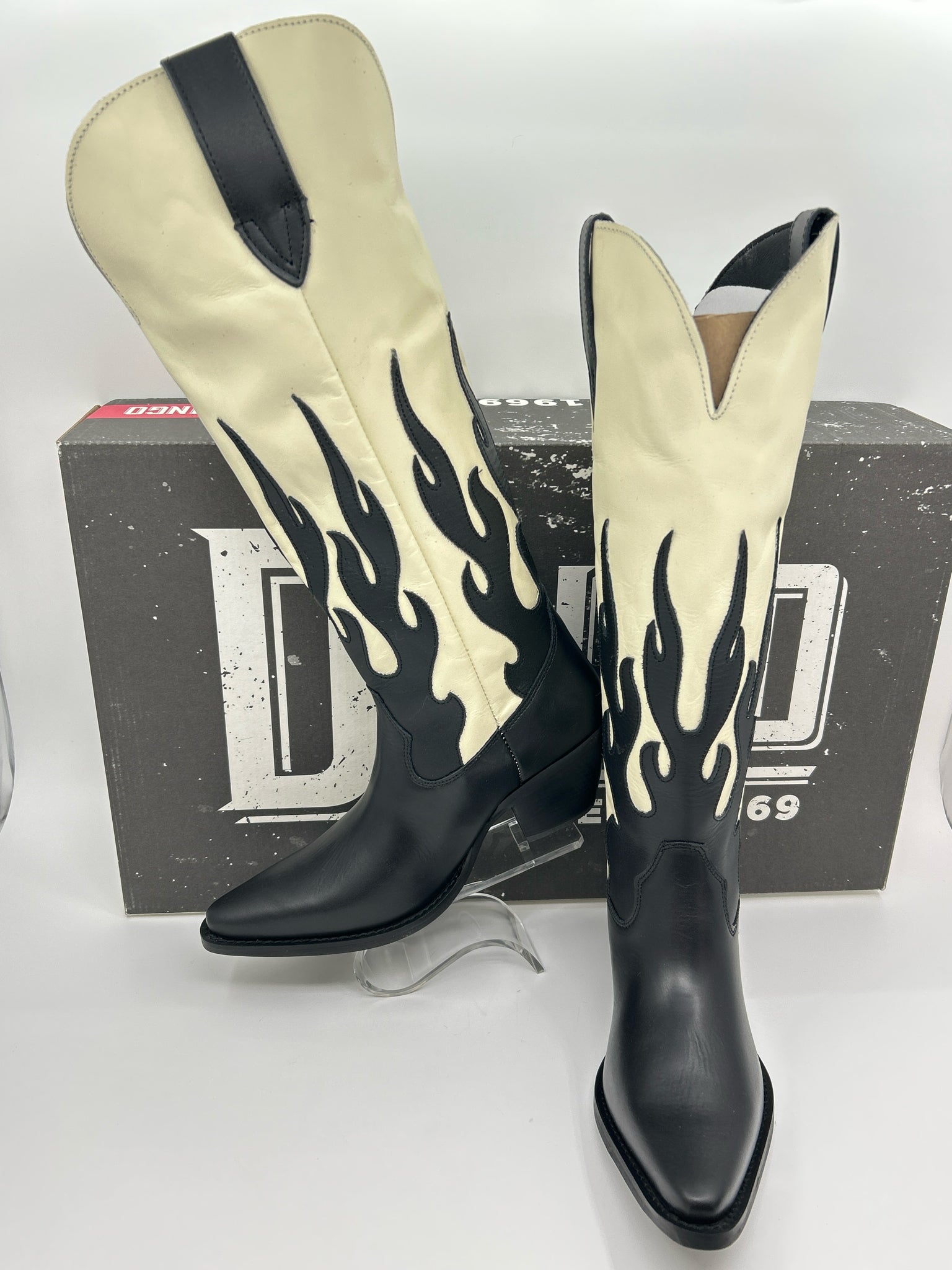DINGO Size 7.5M Black and White Women Boots