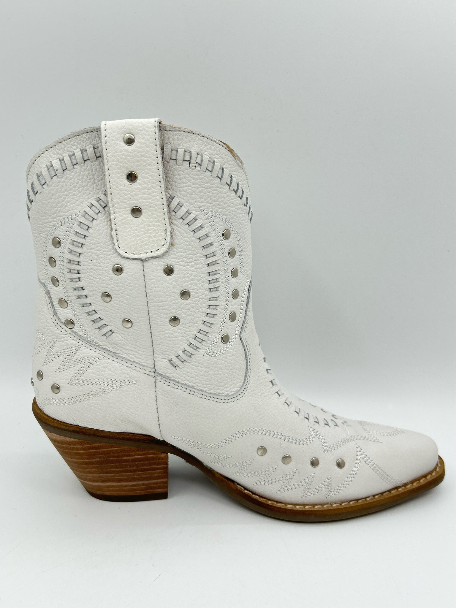 DINGO Size 7.5M White Women Booties