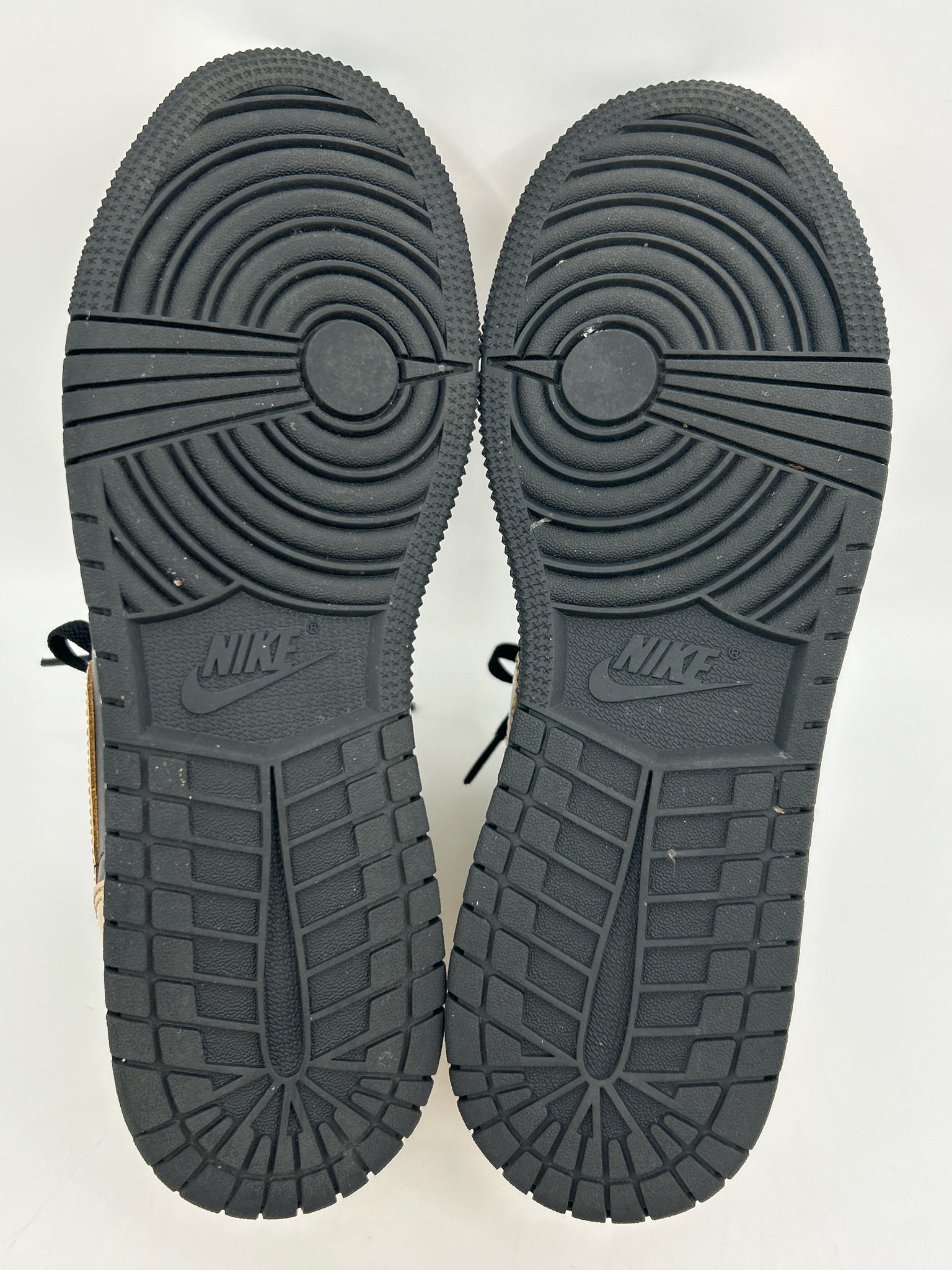 NIKE Size 8.5 BLACK & GOLD Women Sneakers