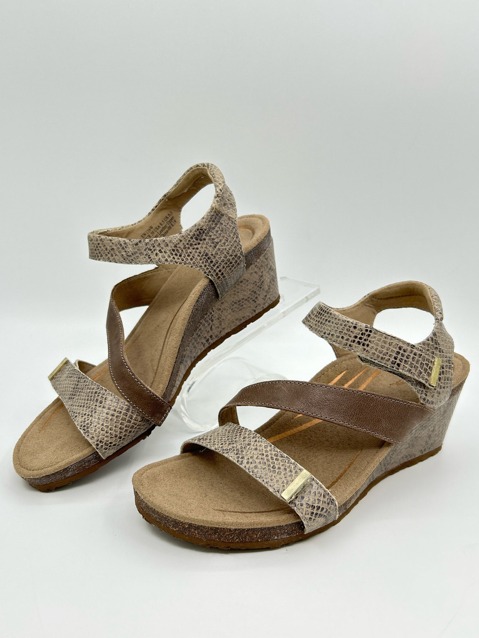 AETREX Size 8.5 Tan Women Sandal