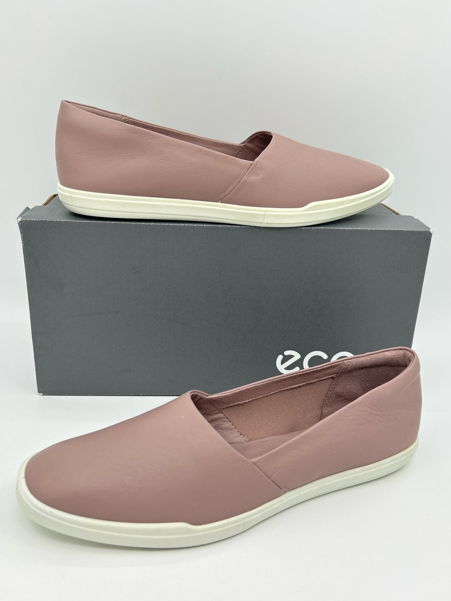 ECCO Size 6.5/7 Rose Women Flats