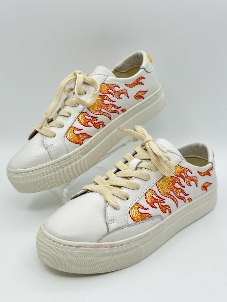 SOLUDOS Size 8 White Print Women's Sneakers