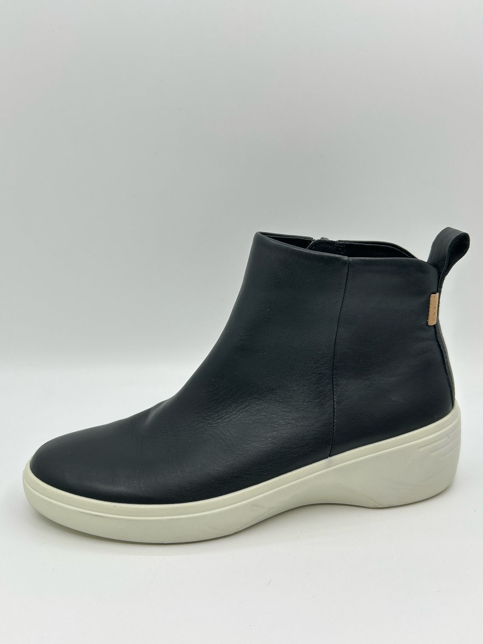 ECCO Size 39/8 Black Women Booties