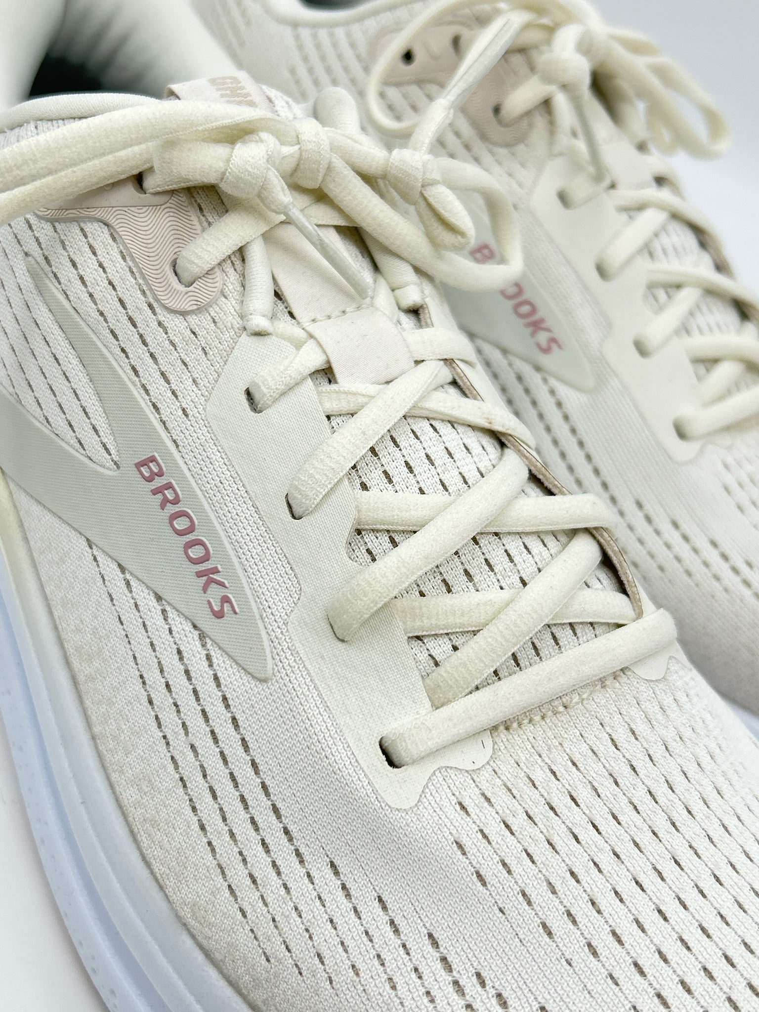 BROOKS NWOB Size 11 Cream Women Sneakers