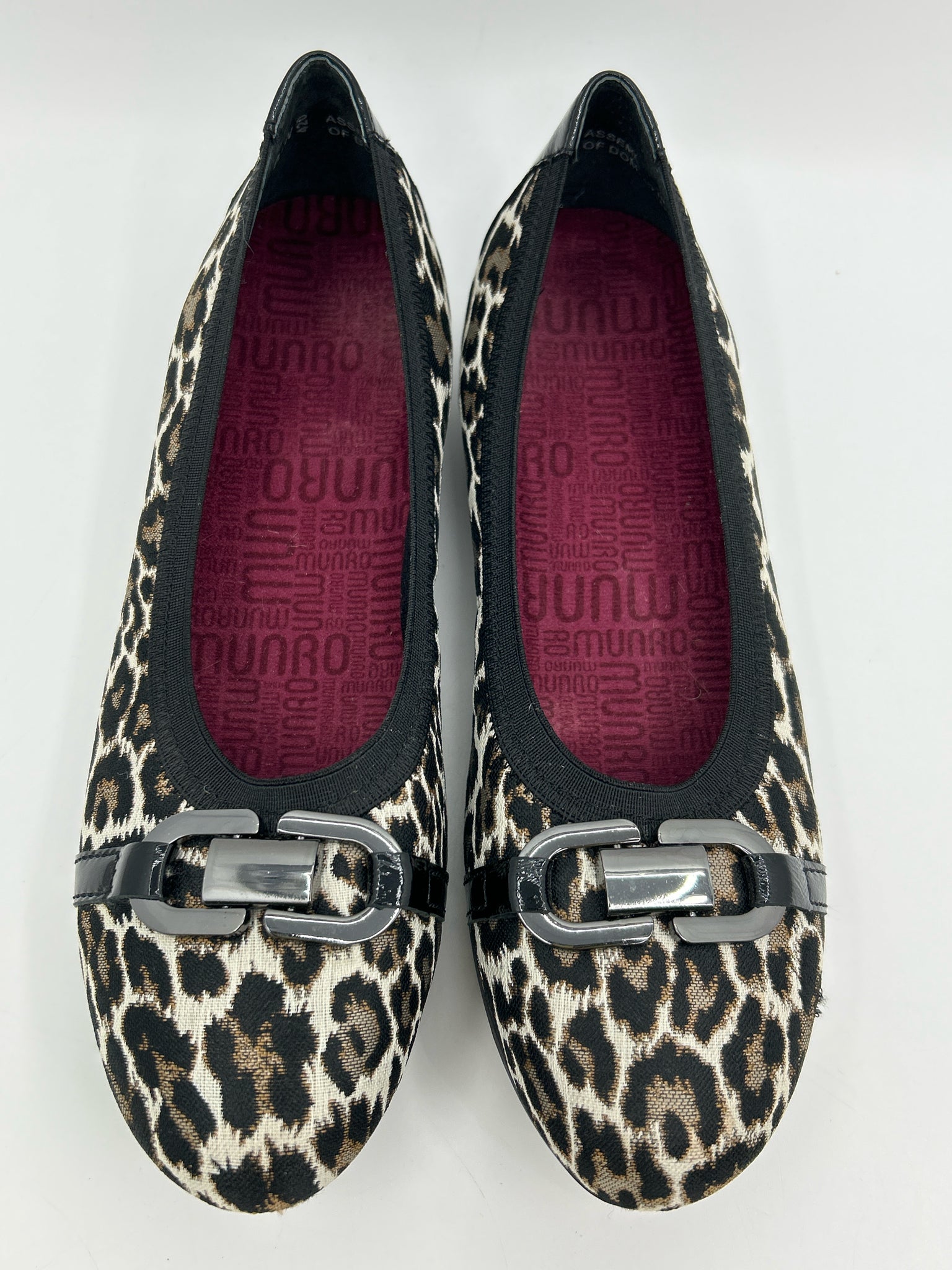 MUNRO Size 9.5N White and black Women Flats