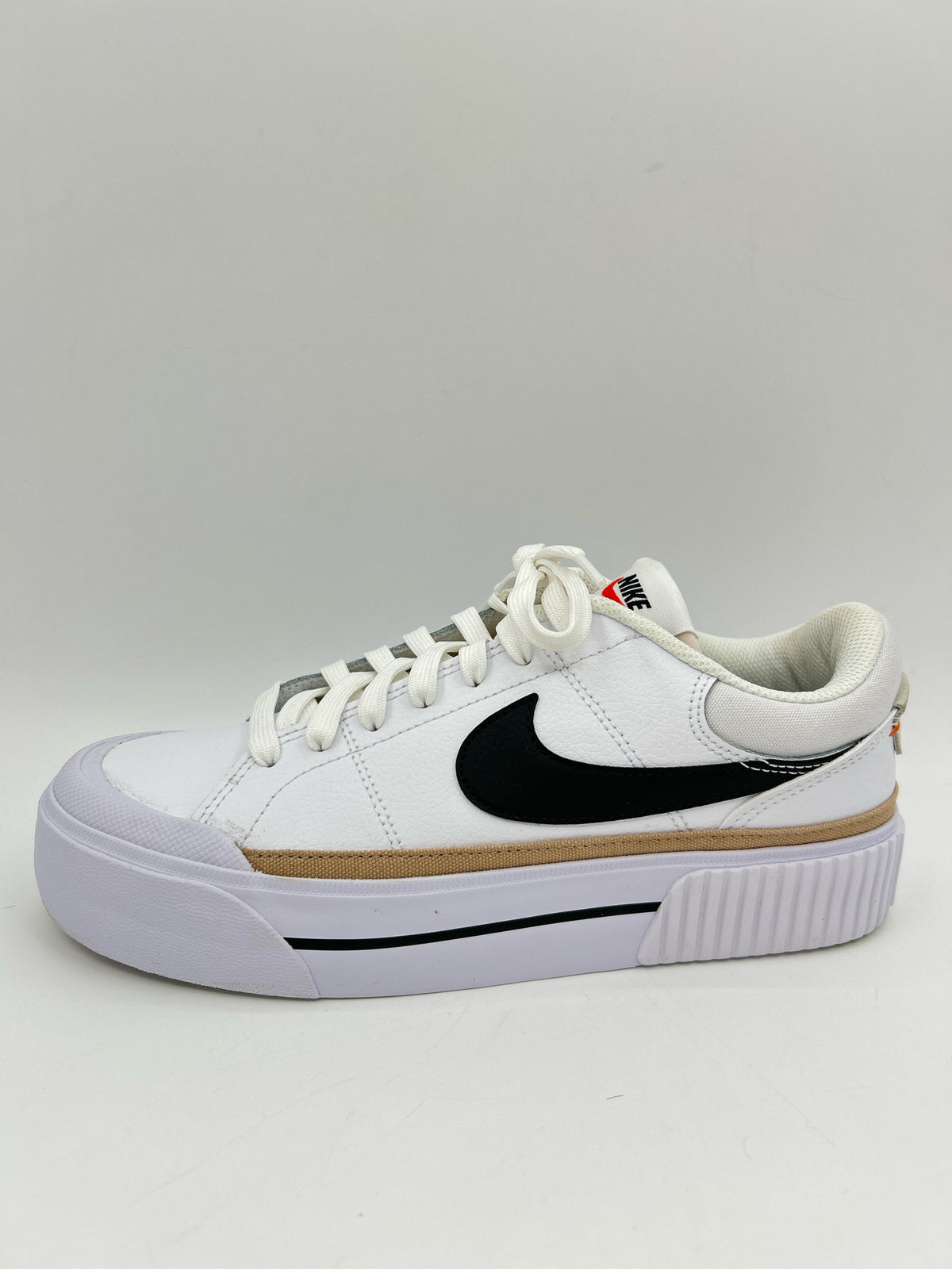 NIKE Size 8 White and black Women Sneakers