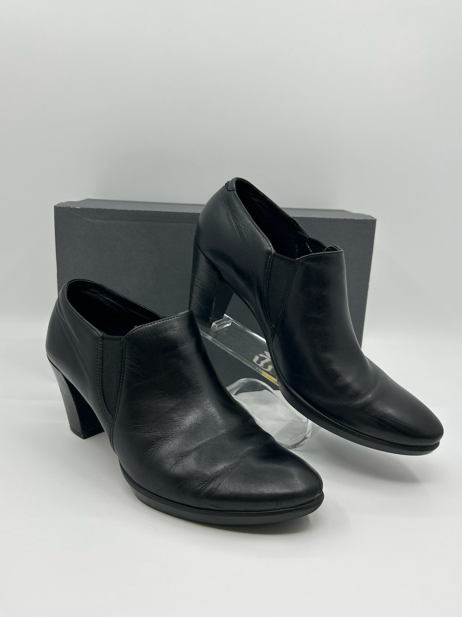 ECCO Size 9/9.5 Black Women Booties