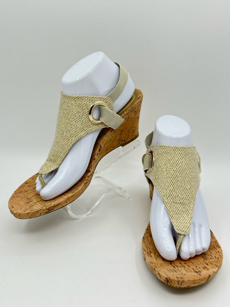 WHITE MOUNTAIN Size 10M Gold Sandal