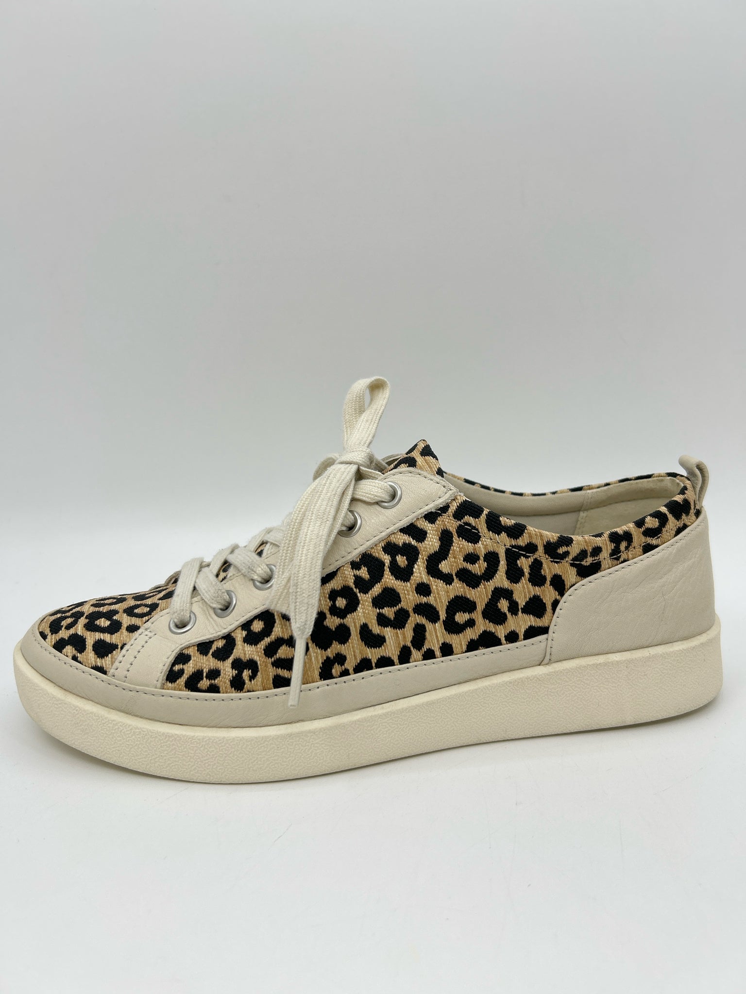 VIONIC Size 9 WHITE AND BEIGE Women Sneakers