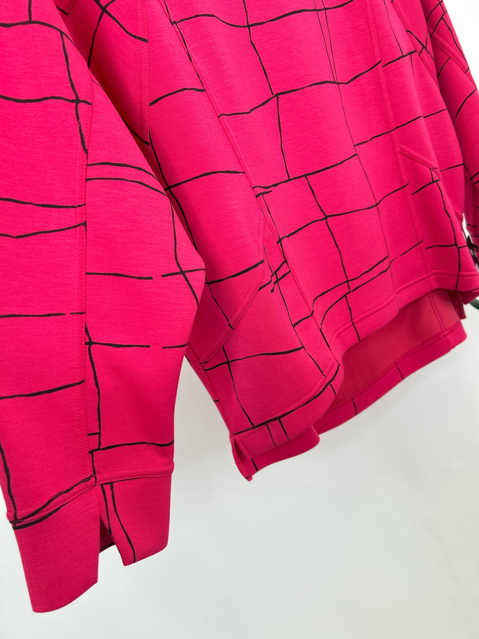 OLIVIA BY HABITAT CLOTHES Size S Magenta and Black Women Pullover