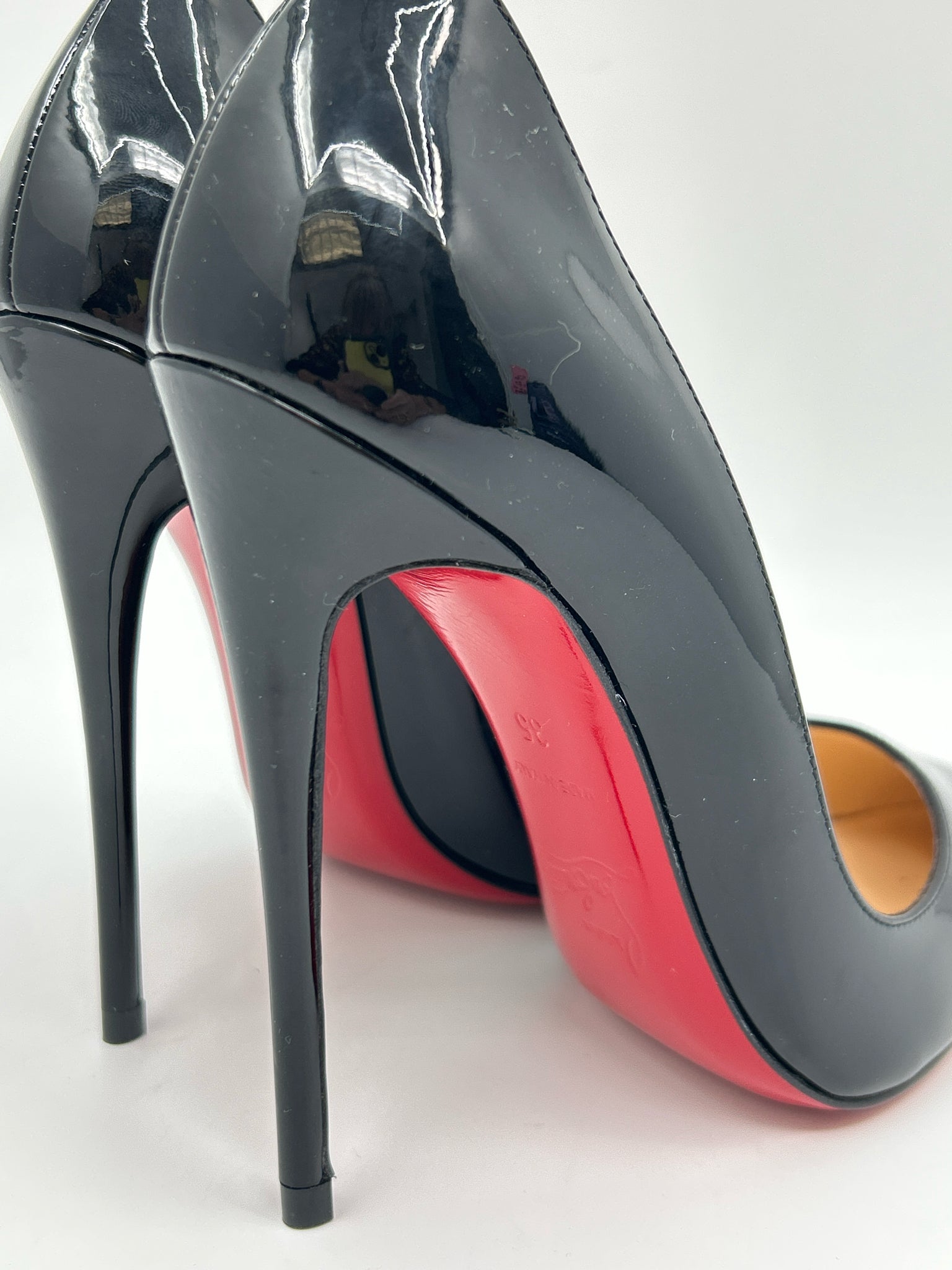 CHRISTIAN LOUBOUTIN Size 35 Black Patent Women Pumps