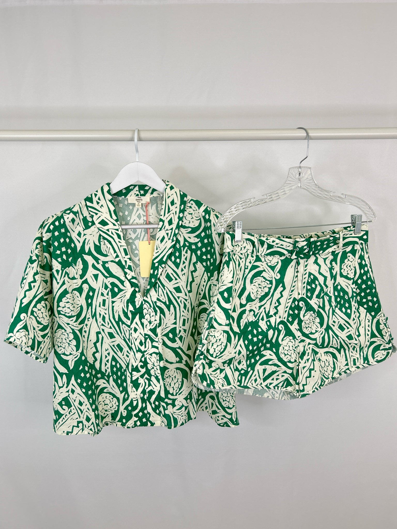 ENTRO Size M Green Print Women 2-Piece w/shorts