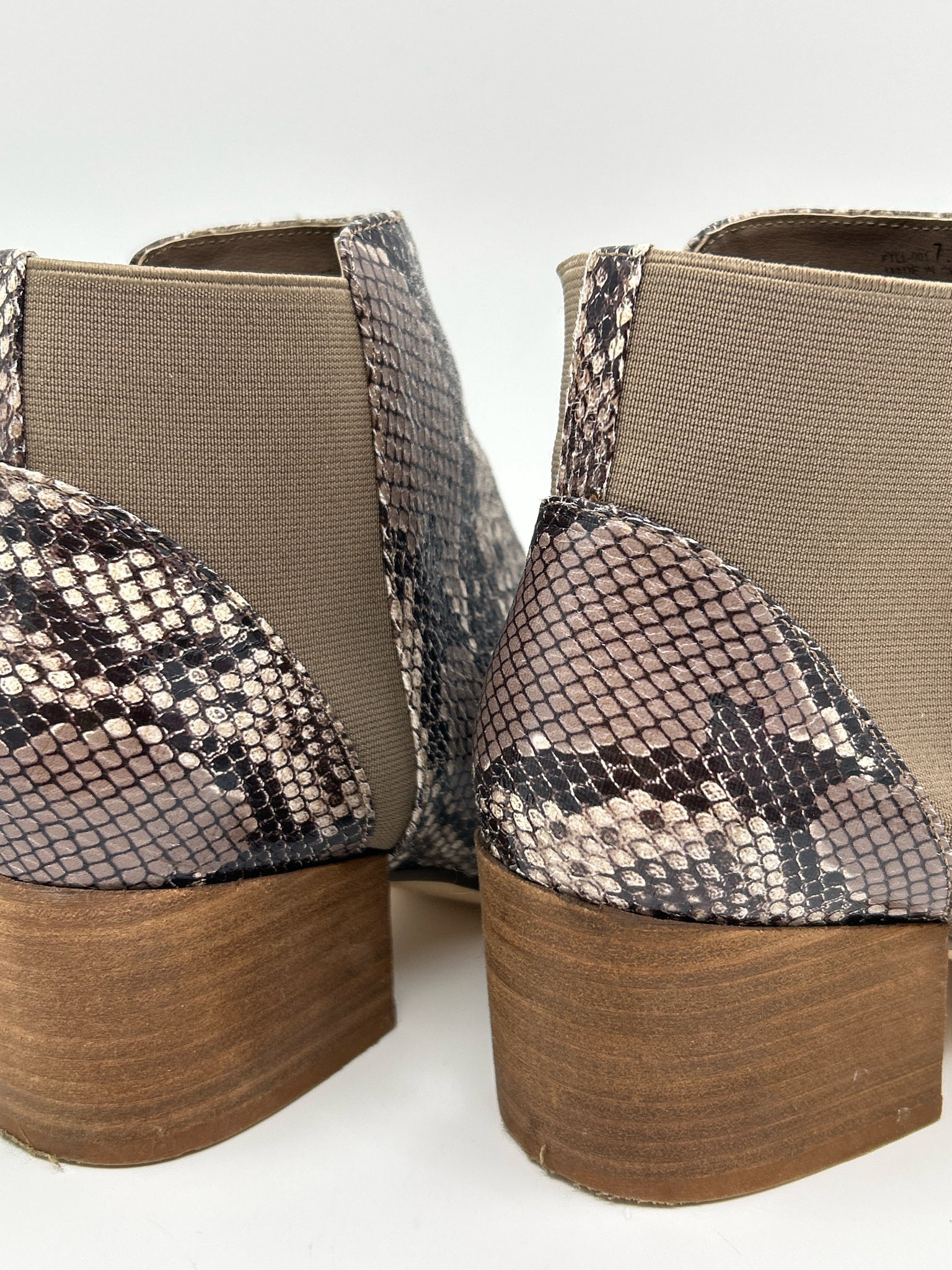 CHINESE LAUNDRY Size 7.5 Gray print Women Booties